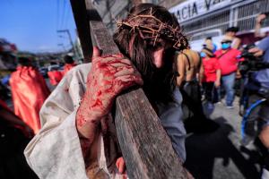 Los católicos rememoran en Honduras el viacrucis de Jesús tras dos años de pandemia