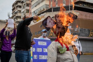 EN IMÁGENES: Maduro y Putin ardieron como Judas en pleno Centro de Caracas