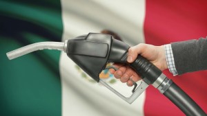 Conductores de EEUU acuden a la frontera de México atraídos por los precios de la gasolina y causan escasez