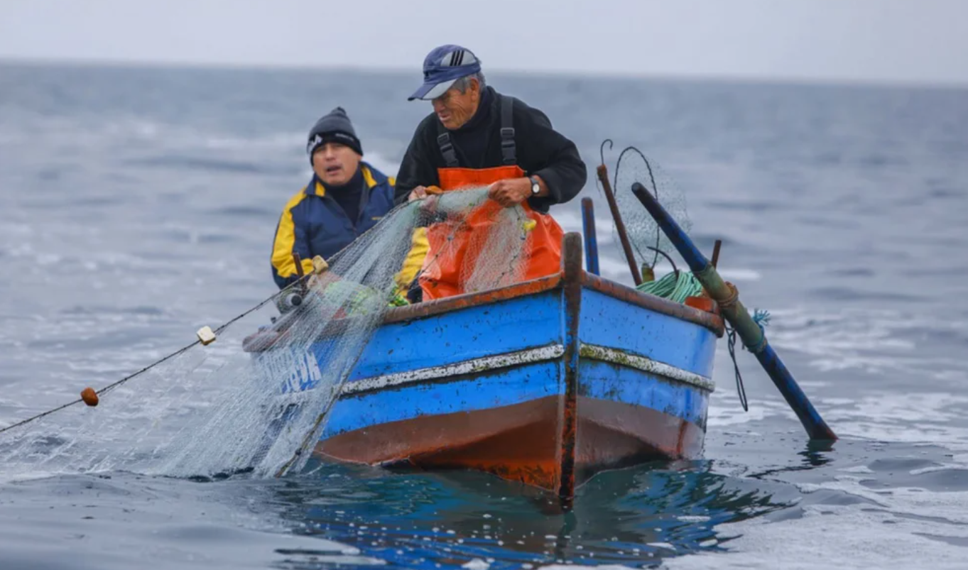 Pescadores y negocios afectados por derrame de petróleo en Perú no venderán como antes en Semana Santa