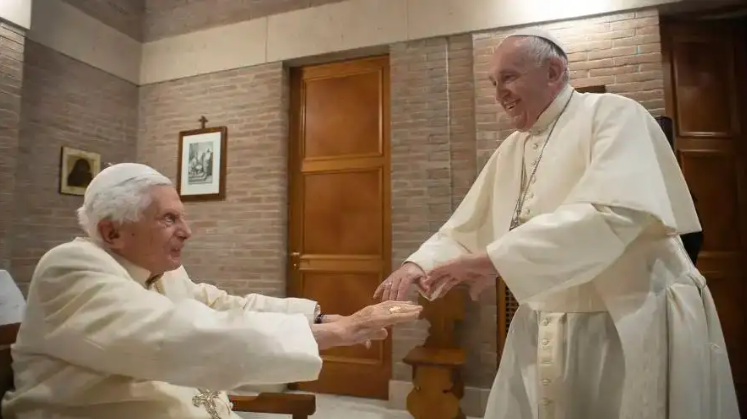 El papa Francisco visita a Benedicto XVI por su cumpleaños 95