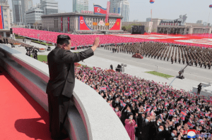 El dictador Kim Jong Un encabezó desfile para conmemorar a su abuelo y fundador de Corea del Norte