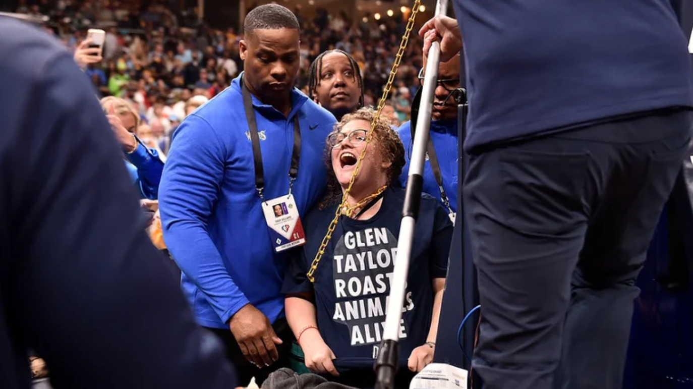 Escándalo en la NBA: mujer se encadenó a un aro de básquet en una nueva protesta contra el ex propietario de los Wolves