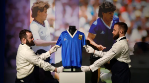 La camiseta que Maradona usó ante Inglaterra en el Mundial 86′ y la escandalosa oferta durante su subasta