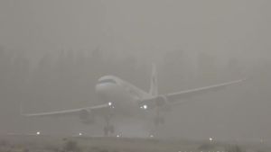 EN VIDEO: El terrorífico momento en que una tormenta sacudió a un avión como si fuera de papel