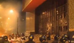 Vándalos destrozaron y quemaron la sede del Poder Judicial de Perú (Videos)