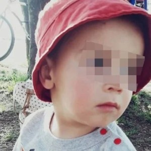 Caras sin ojos y cuerpos sin piernas: los “gritos” ignorados de un niño asesinado por su madre y su pareja en Argentina