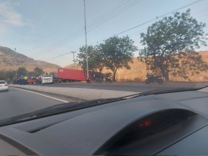 Reportan el volcamiento de una gandola en la autopista Caracas – La Guaira #21Abr (FOTOS)