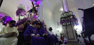 EN VIDEOS: devotos rinden homenaje y pagan promesas ante el Nazareno de San Pablo en Caracas #13Abr