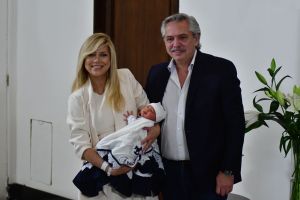 Presidente argentino y su pareja presentan a su bebé a la salida del hospital (FOTOS)