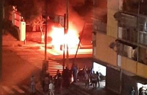 Vehículo incendiado en la avenida Andrés Bello este #27Abr (Imágenes)
