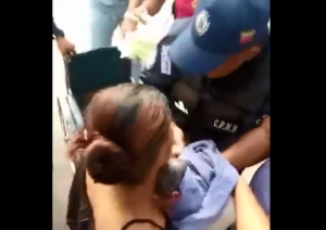 EN VIDEO: Mujer dio a luz en pleno autobús en Coche y fue atendida por policías