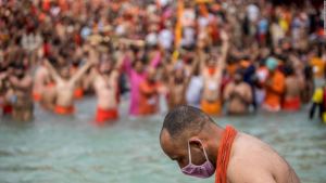 Detenciones y restricciones tras choques durante celebraciones de festival religioso en India