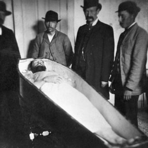 Un odio implacable, una traición y un balazo por la espalda: la muerte de Jesse James, el bandido más famoso