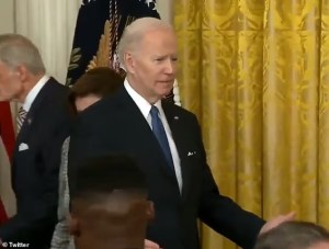 Personal de la Casa Blanca ignoró a Biden para asistir a Obama en su primer recorrido como expresidente (VIDEO)