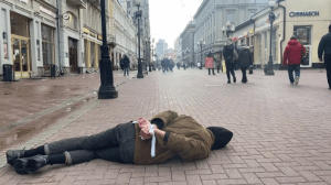 EN IMÁGENES: la impactante protesta de un activista en Rusia contra la masacre en Bucha