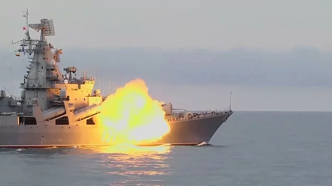 Buque ruso “Moskva” fue alcanzado por dos misiles ucranianos antes de hundirse en el mar Negro