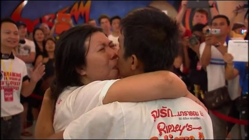 Se besaron durante 58 horas y 35 minutos y rompieron su propio récord mundial