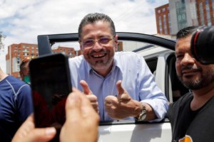 Quién es Rodrigo Chaves, el polémico economista electo presidente de Costa Rica