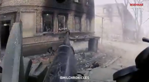 EL PEOR VIDEO: blindados rusos destruyendo casa por casa en Mariúpol