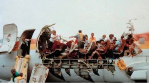 La increíble historia del avión que perdió el techo en el aire y la señal luminosa que salvó 94 vidas