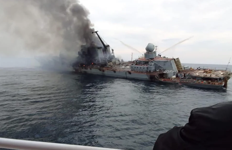 La hipótesis de los expertos que analizaron las imágenes del Moskva y comprometen al capitán del crucero hundido