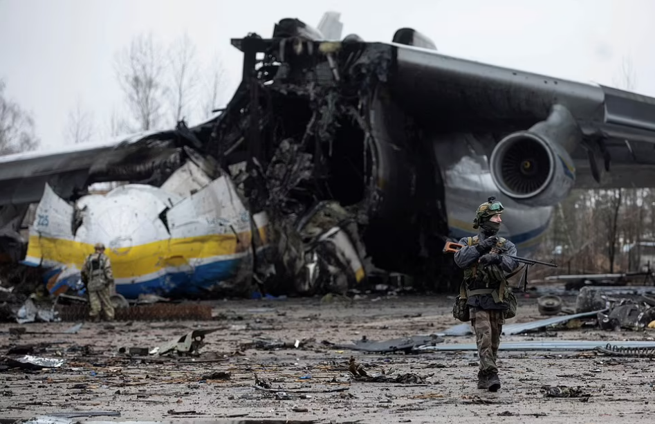 Ucrania capturó a dos personas clave en la destrucción del Antonov An-225, el avión más grande del mundo