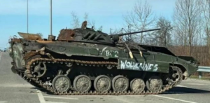 La burla ucraniana: pintan tanques rusos inspirados en una reconocida película de acción de los años ’80 (Fotos)