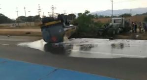 Gandola derramó diésel tras colisión con transporte público en Carabobo (Video)