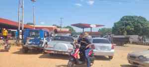 Castigados por un sol inclemente: conductores hacen largas colas para surtir combustible en Calabozo #13Abr (FOTOS)