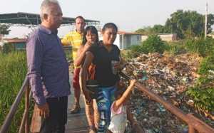 Alcaldía chavista de Barinas se hace de la “vista gorda” ante basurero que obstruye canal en sector 8 de Abril