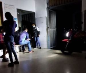 La luz de una moto: la “solución” en el hospital de Santa Cruz de Mora ante la crisis eléctrica en Mérida