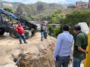 Concejal Luis Aguilar informó que continúan los trabajos para solventar la avería en la tubería de agua en La Guairita