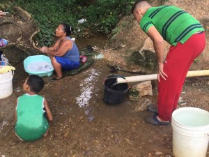 De un aljibe se bañan, lavan ropa y cargan agua vecinos de San Miguel en Maturín
