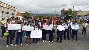 Protestan por tercer robo en una semana de escuela azotada por el hampa en Porlamar #25Abr