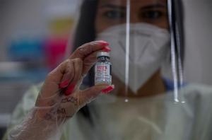 Retiran por presencia de un mosquito 765.000 vacunas de Moderna en España