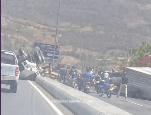Al menos tres fallecidos y 14 heridos dejó accidente de tránsito en autopista Caracas-La Guaira este #13Abr (IMÁGENES)