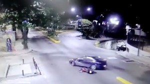 Vehículo realizó maniobra peligrosa y arrolló a un motorizado en El Hatillo (Imágenes sensibles)
