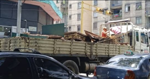 Insalubridad en Los Teques: Trasladaron ataúdes usados en camiones al descubierto