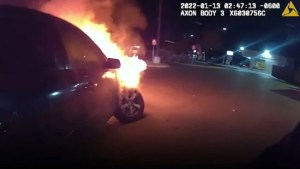 Quedó captado en VIDEO como policías luchan contra las llamas para salvar a un hombre en Florida