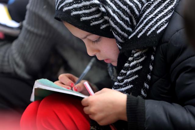 Borrell: Los talibanes deben revertir su decisión de no escolarizar a niñas