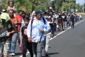 Migrantes salen en caravana desde el sur de México y chocan con autoridades