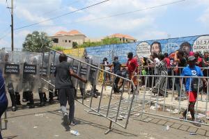 Haitianos y africanos varados en México se enfrentaron para entrar a instalaciones de migración