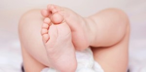 Bebé de un mes murió intoxicado por alcohol en EEUU: Tenía cuatro veces el límite legal permitido en adultos