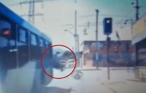 Impactante caída: Mujer salió expulsada por la ventana de un autobús en movimiento (VIDEO)