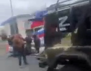 Siniestro convoy recorre las calles de Dublín con banderas y la “Z” en apoyo a Putin (VIDEO)