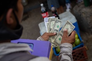 ¿El alza del dólar preocupa a los venezolanos? – Participa en nuestra encuesta