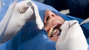 Un empresario murió en el sillón del dentista mientras se colocaba un implante