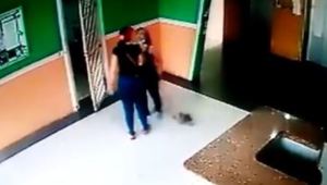 Madre e hijo golpearon a mujer discapacitada en edificio de Zulia (Video)
