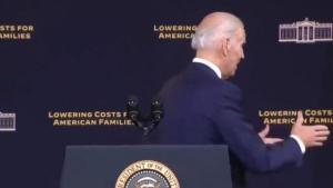 Biden presume de lucidez y saluda a su “homólogo fantasma” durante un acto político (VIDEO)